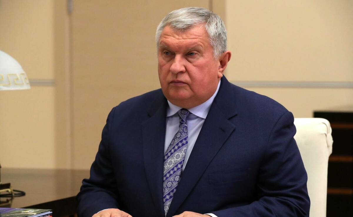 Сечин объяснил очереди на заправках проблемами у других сетей