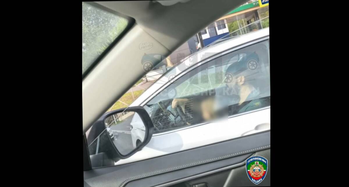 В Казани наказали водителя Toyota Camry, посадившего за руль маленького ребенка