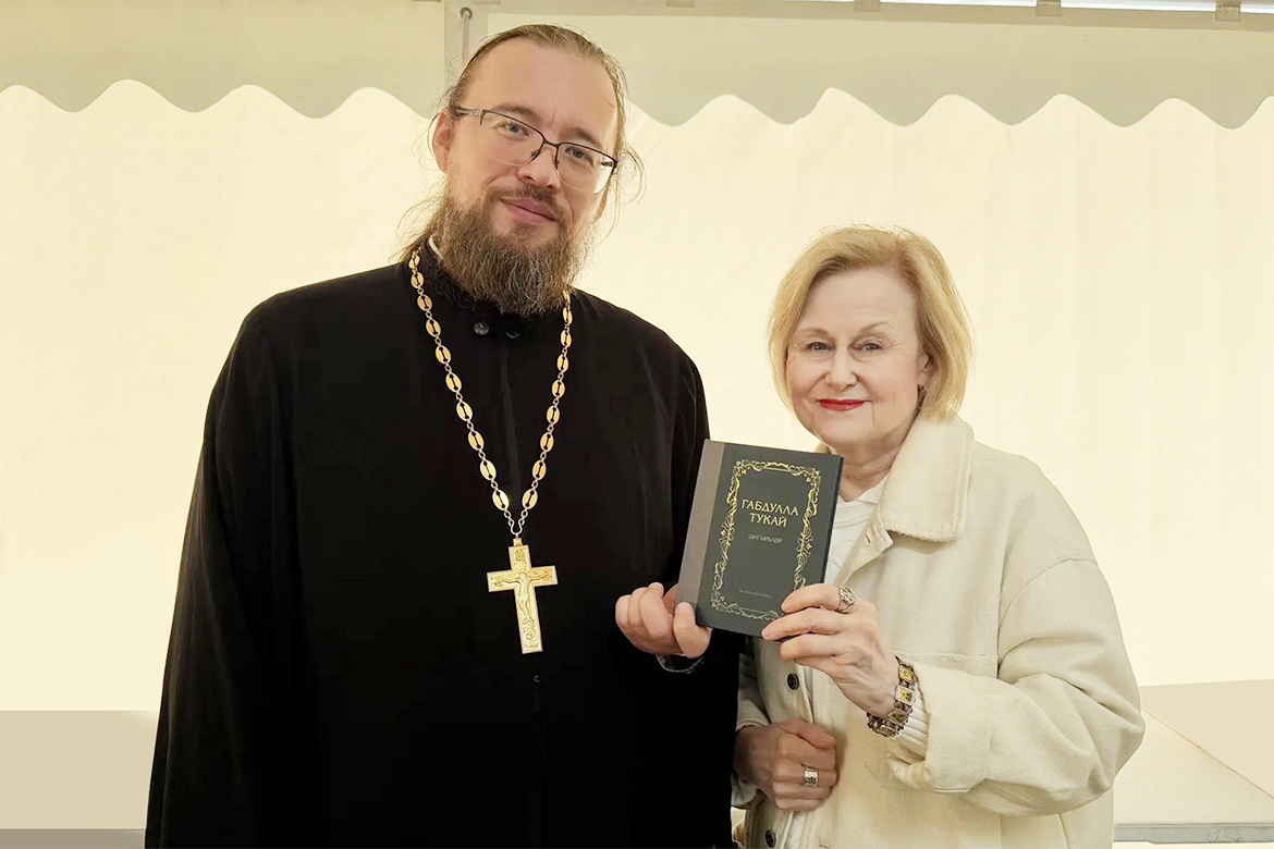 Писатель Дарья Донцова рассказала, как пришла к Богу, как стала воцерковленным человеком, как, став верующим человеком, получила ответы на свои вопросы, какие сделала для себя открытия. Об этом и многом другом она рассказала в проекте «Кофе с батюшкой».