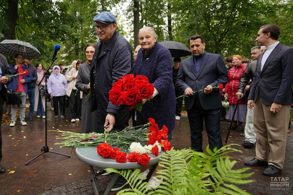В казанском сквере Толстого возложили цветы к бюсту писателя
