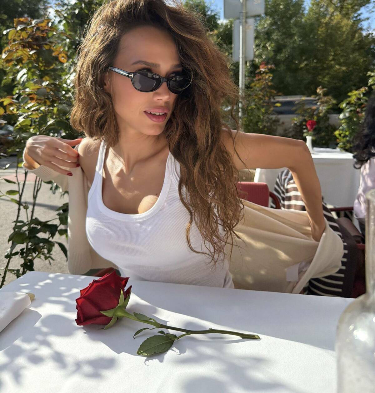 Алина Загитова опубликовала фото с розой от «холостяка»