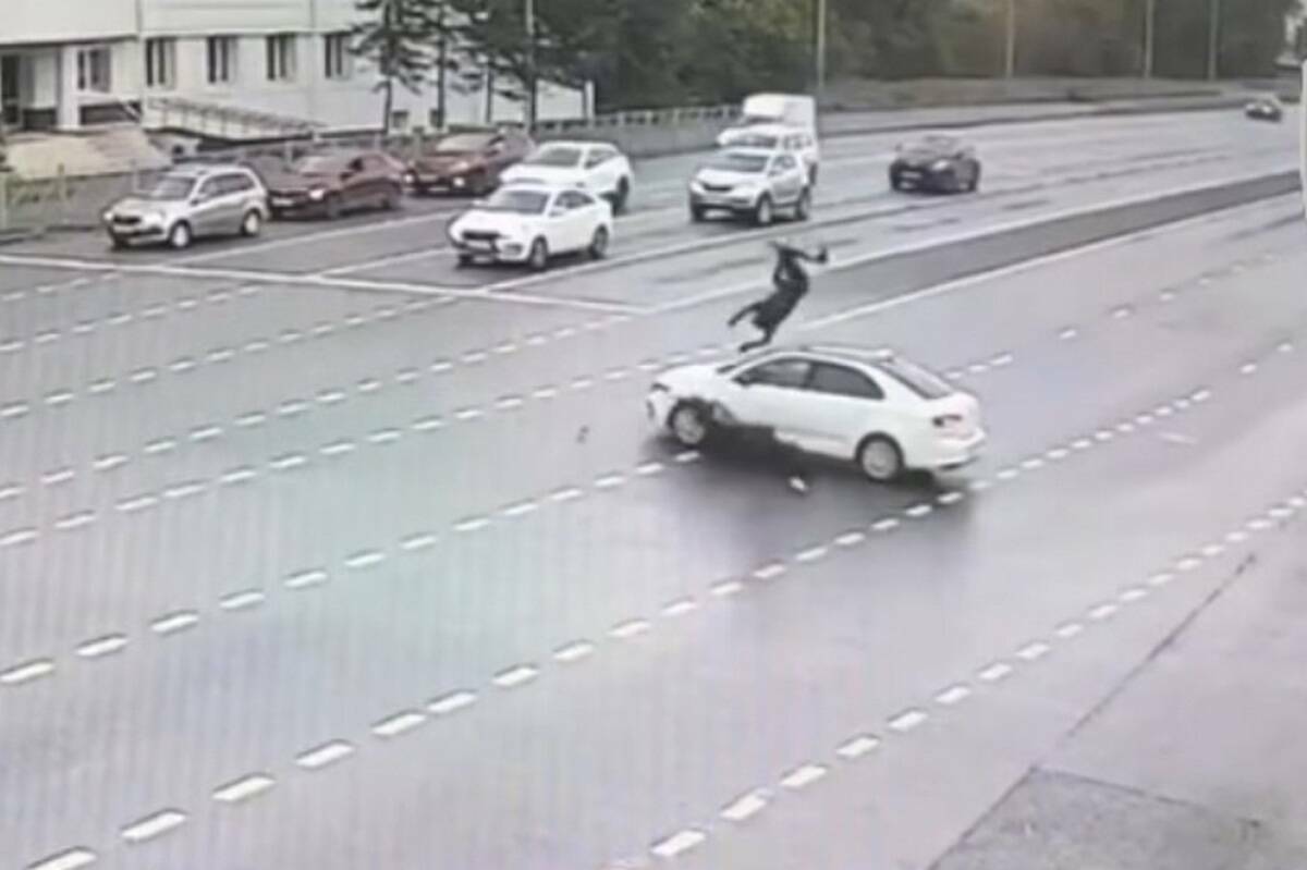 Мотоциклист влетел в такси в Казани, ДТП попало на видео