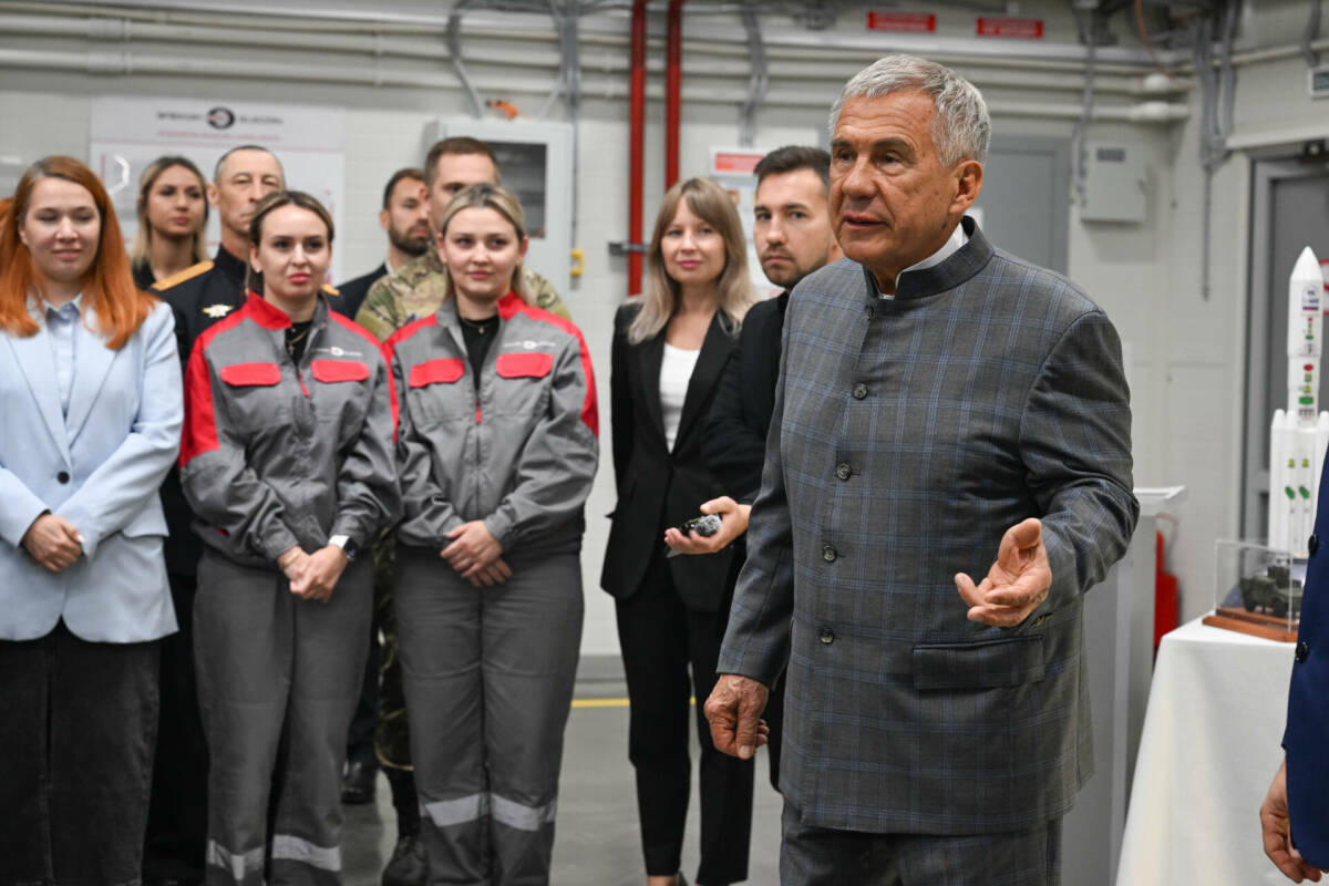 Минниханов оценил модернизацию производства на заводе «Элекон»