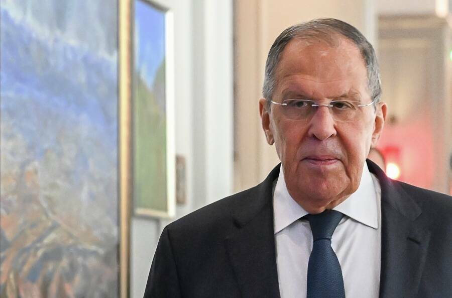 Министр иностранных дел России Сергей Лавров дал большое интервью интернет-проекту Юлии Меньшовой «Сама Меньшова». Разговор продолжался около часа и затронул наиболее актуальные темы международной политики России. О чем говорил Лавров, – в материале обозревателя Альберта Бикбова.