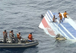 В Атлантике найдены 24 тела погибших в авиакатастрофе и хвост самолета