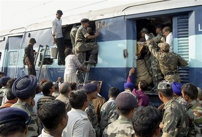 При столкновении двух поездов в Индии погиб 21 человек
