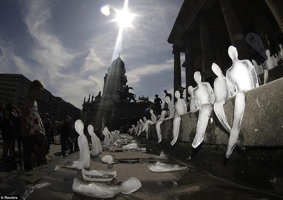 Тысяча ледяных человечков растаяли на солнце в Берлине