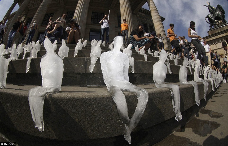 Тысяча ледяных человечков растаяли на солнце в Берлине