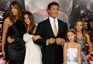 Сильвестр Сталлоне с семьей на премьере фильма «Неудержимые» в Голливуде
