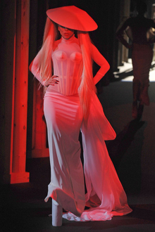 Леди Гага в наряде невесты на Неделе моды в Париже