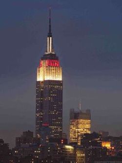 Эмпайр Стэйт Билдинг в Нью-Йорке окрасился в цвета флага Японии