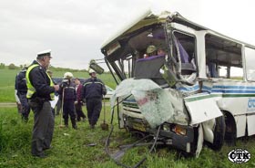 Городской автобус упал в овраг в Праге