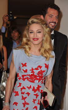 Мадонна шокировала мускулами на премьер в Венеции