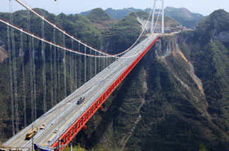 Самый длинный в мире мост через ущелье открыли в Китае