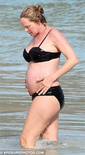 Беременная Ума Турман показала животик на пляже