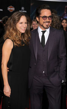 Роберт Дауни с женой на премьере Мстителей