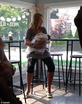 Ума Турман взяла новорожденную дочь в кафе через день после родов