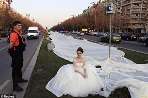 Самое длинное в мире свадебное платье сшили в Румынии