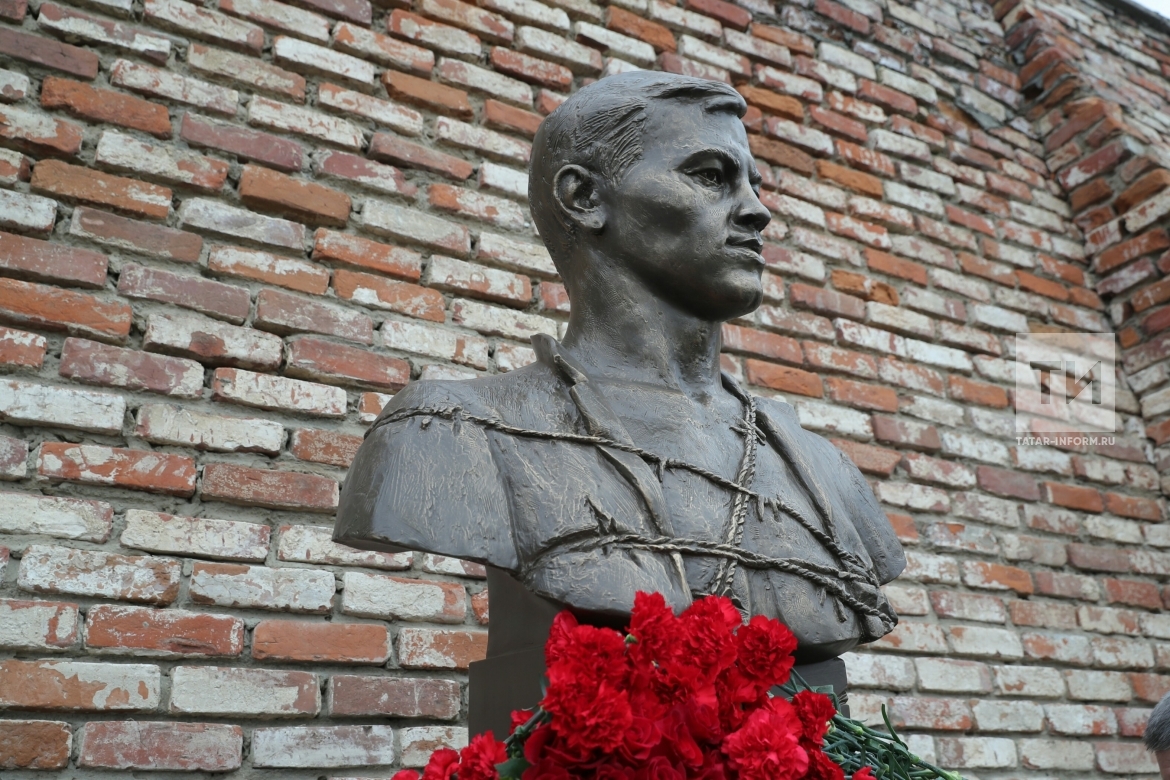 автор бюста мусы джалиля. автор бюста мусы джалиля. памятник мусе джалилю в казани. памятник м джалилю в казани. военные памятники.