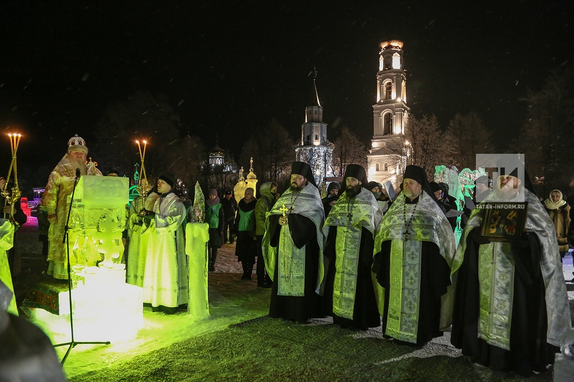 богослужения в храме христа спасителя в москве 28 июля. новосибирский кафедральный собор. ночная служба на пасху. литургия в храме христа спасителя. никольский собор 2022.