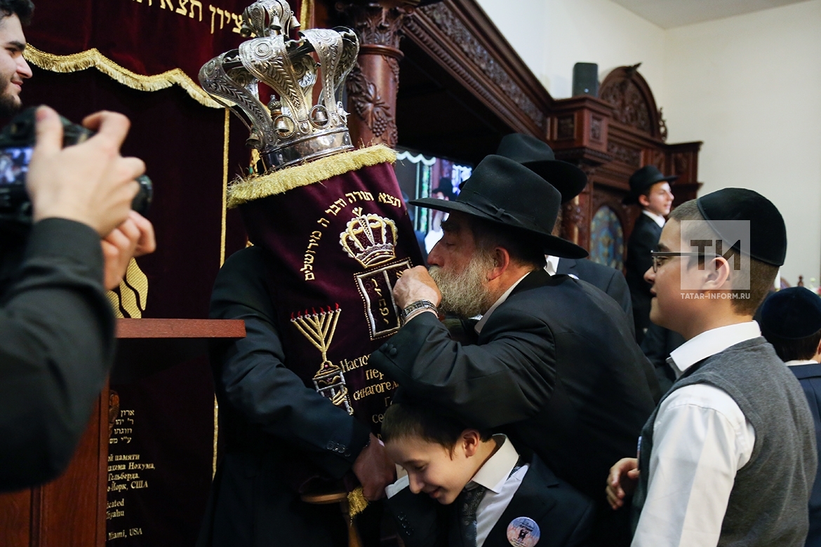 Иудеи молятся в синагоге. Синагога бейт аарон. Синагога хабад любавич казань. Еврейский праздник шаббат. Современная синагога.