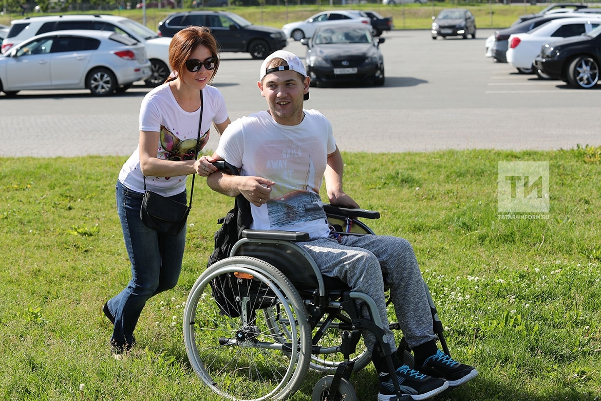 Инвалид с детства 2 группы. Инвалид колясочник. Любовь людей с ограниченными возможностями. Семья с инвалидом. Семейная пара инвалидов.