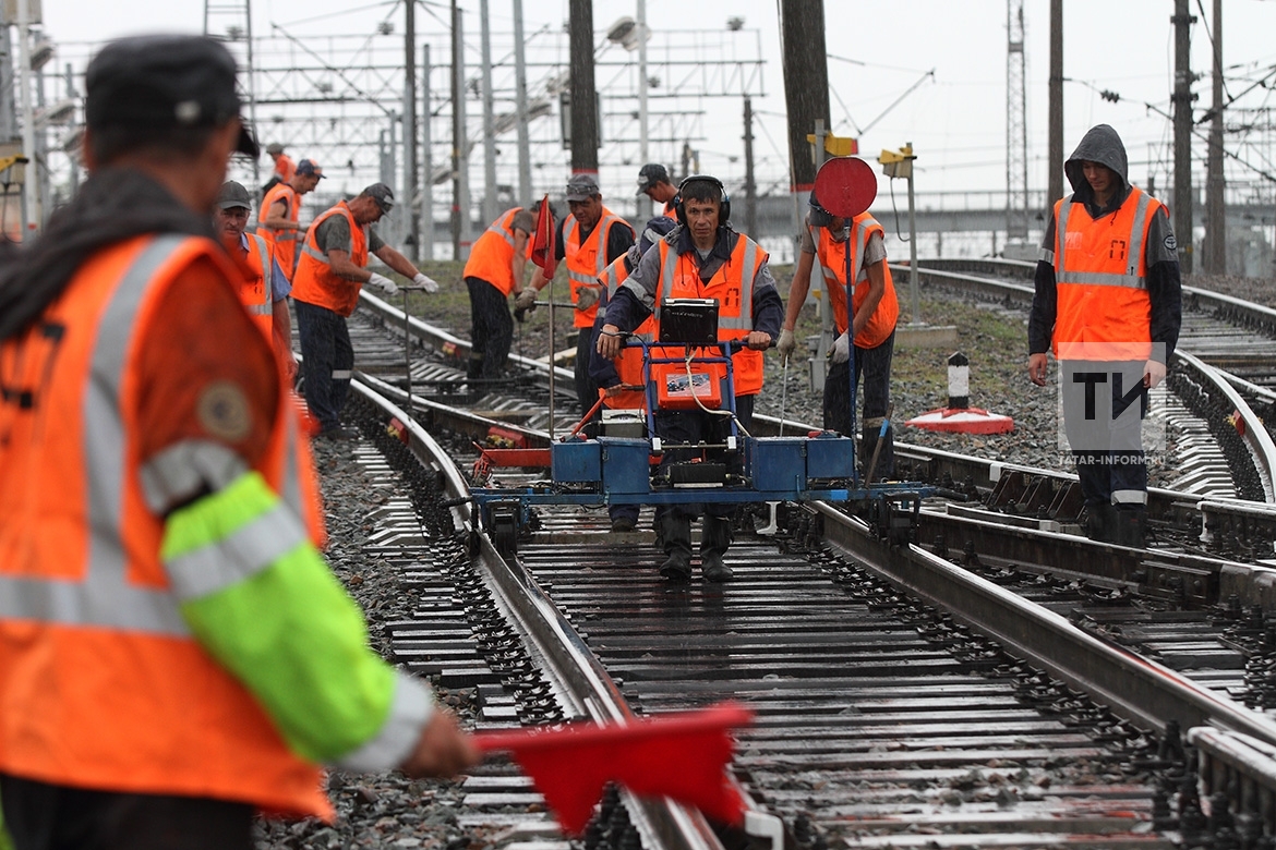 работает ж. станция юдино горьковская жд. очистка стрелочных переводов от снега. очистка стрелочных приводов. сортировочная горка юдино.