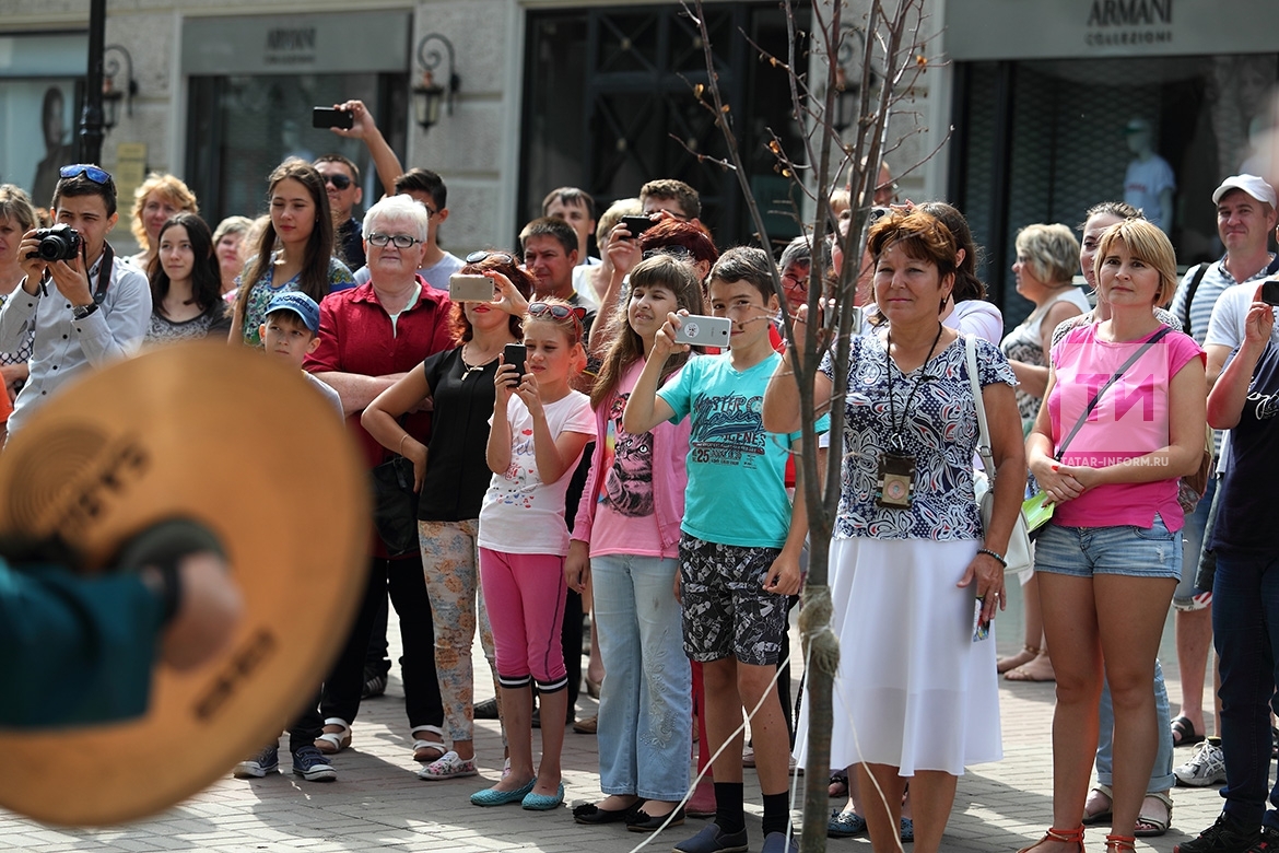 более 40 тысяч человек. 40 тыс человек. сто тысяч человек. народ на митинге. демонстрация против.