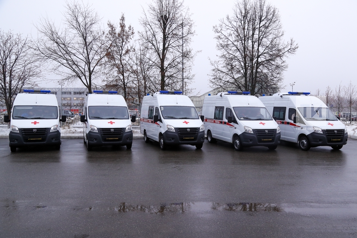 Машины скорой помощи в казани. Мониторинг скорой помощи татарстан. Ссмп набережные челны. Вручение автомобилей медикам. Ключи от скорой помощи.