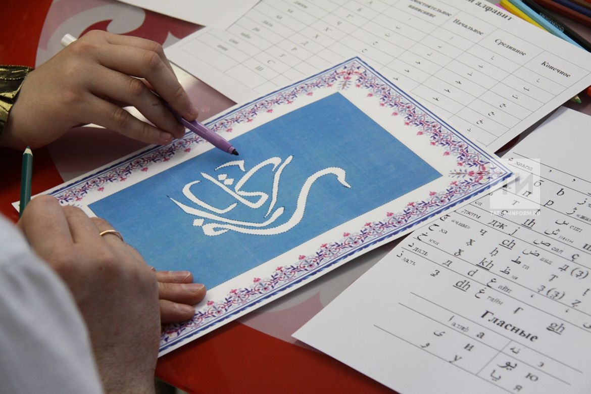 каллиграфия казань. каллиграфия казань. конкурс арабской каллиграфии в казани. арабская каллиграфия казанский кремль. каллиграфия на лице.