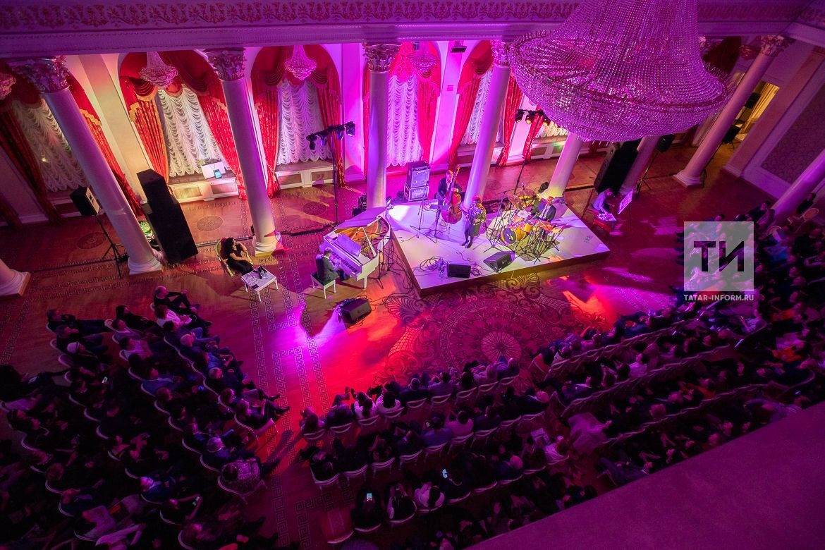 Сезон джазового феÑÑ‚Ð¸Ð²Ð°Ð»Ñ Ð² Казани завершилÑÑ Ð²Ñ‹Ñтуплением американÑкой певицы Шакары РоджерÑ
Певица мировой величины иÑполнила джазовые Ñтандарты в оригинальных аранжировках и авторÑкие композиции