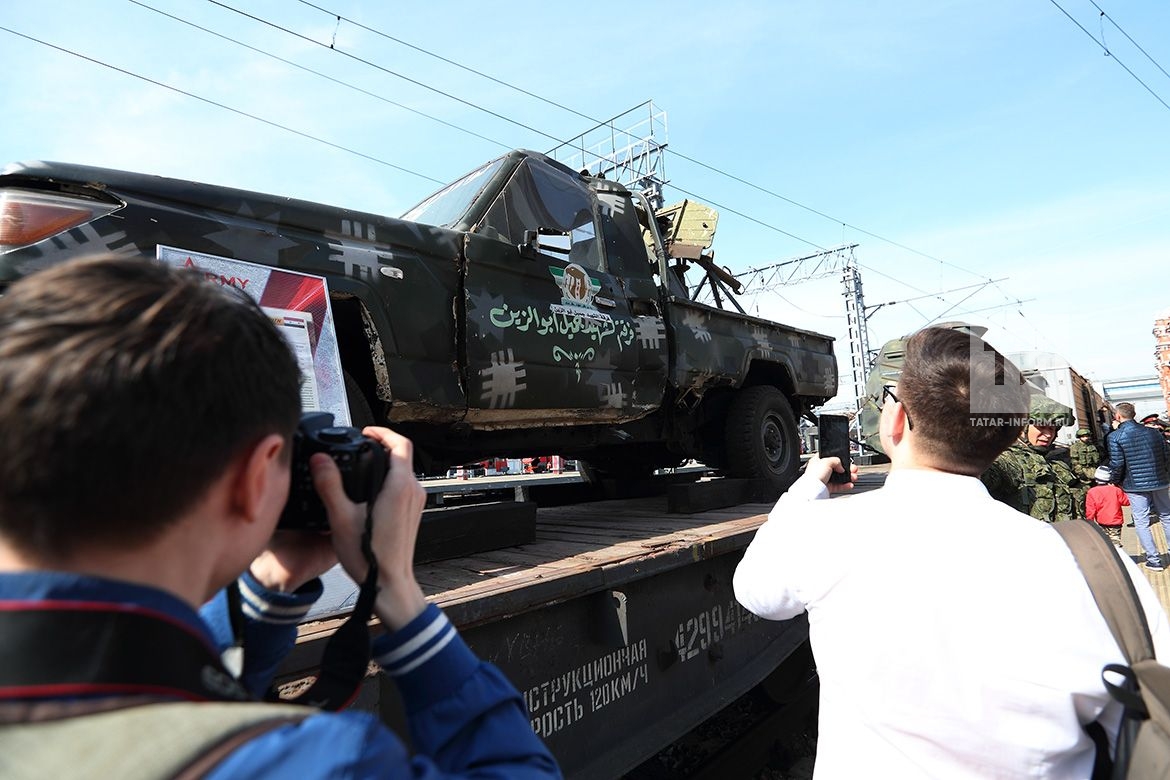 Побывавший ÑÐµÐ³Ð¾Ð´Ð½Ñ Ð² Казани в рамках акции «СирийÑкий перелом» поезд Ñ Ð·Ð°Ñ…Ð²Ð°Ñ‡ÐµÐ½Ð½Ð¾Ð¹ у боевиков техникой побил рекорд по поÑещаемоÑти. ПредÑтавленные ÑкÑпонаты оÑмотрели более 38 тыÑ. человек, из-за большого количеÑтва зрителей Ð²Ñ€ÐµÐ¼Ñ Ð¾Ñтановки пришлоÑÑŒ увеличить Ñ Ð´Ð²ÑƒÑ… чаÑов до четырех.