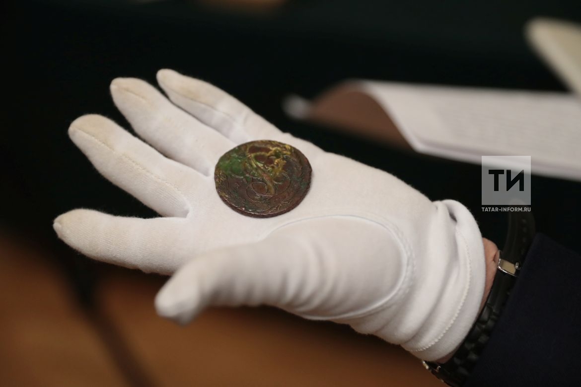 Таможенники пеÑедали в ÐазанÑкий ÐÑÐµÐ¼Ð»Ñ ÑедкÑÑ Ð¸ÐºÐ¾Ð½Ñ Ð²Ñемен ÐеÑÑа I и монеÑÑ Ð¿ÐµÑиода ÐкаÑеÑÐ¸Ð½Ñ II