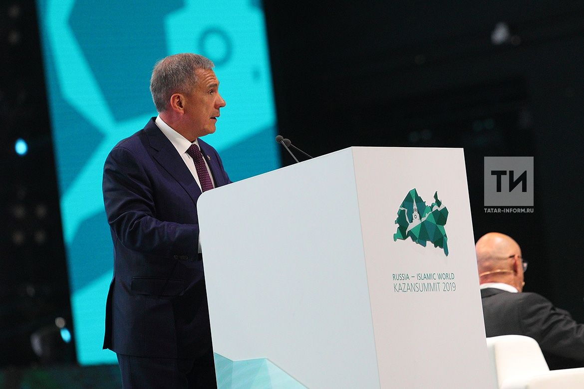 Президент ТатарÑтана РуÑтам Минниханов поÑетил выÑтавку Russia Halal Expo 2019, организованную в рамках Международного ÑкономичеÑкого Ñаммита «РоÑÑÐ¸Ñ â€” Ð?ÑламÑкий мир: KazanSummit 2019»
