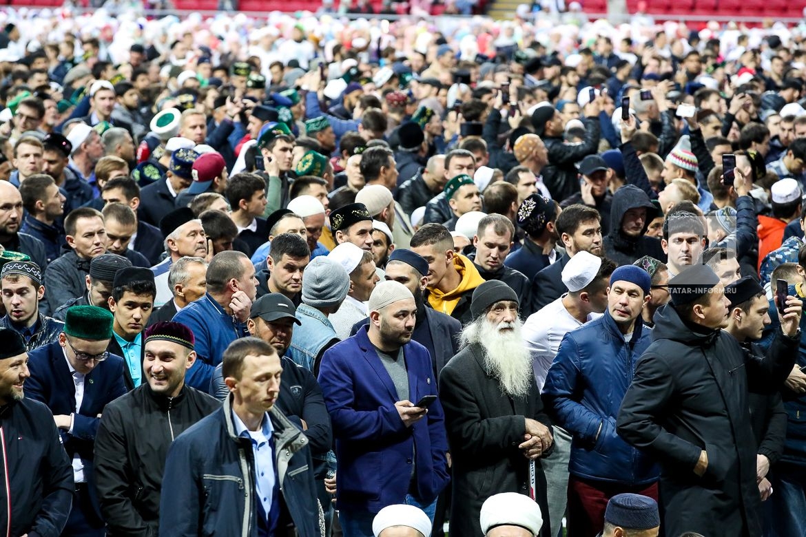Когда начинается ифтар сегодня. Ифтар в Москве. Мусульмане на западе стиль. Ифтар сегодня в Москве. Ифтар в Казань арене.